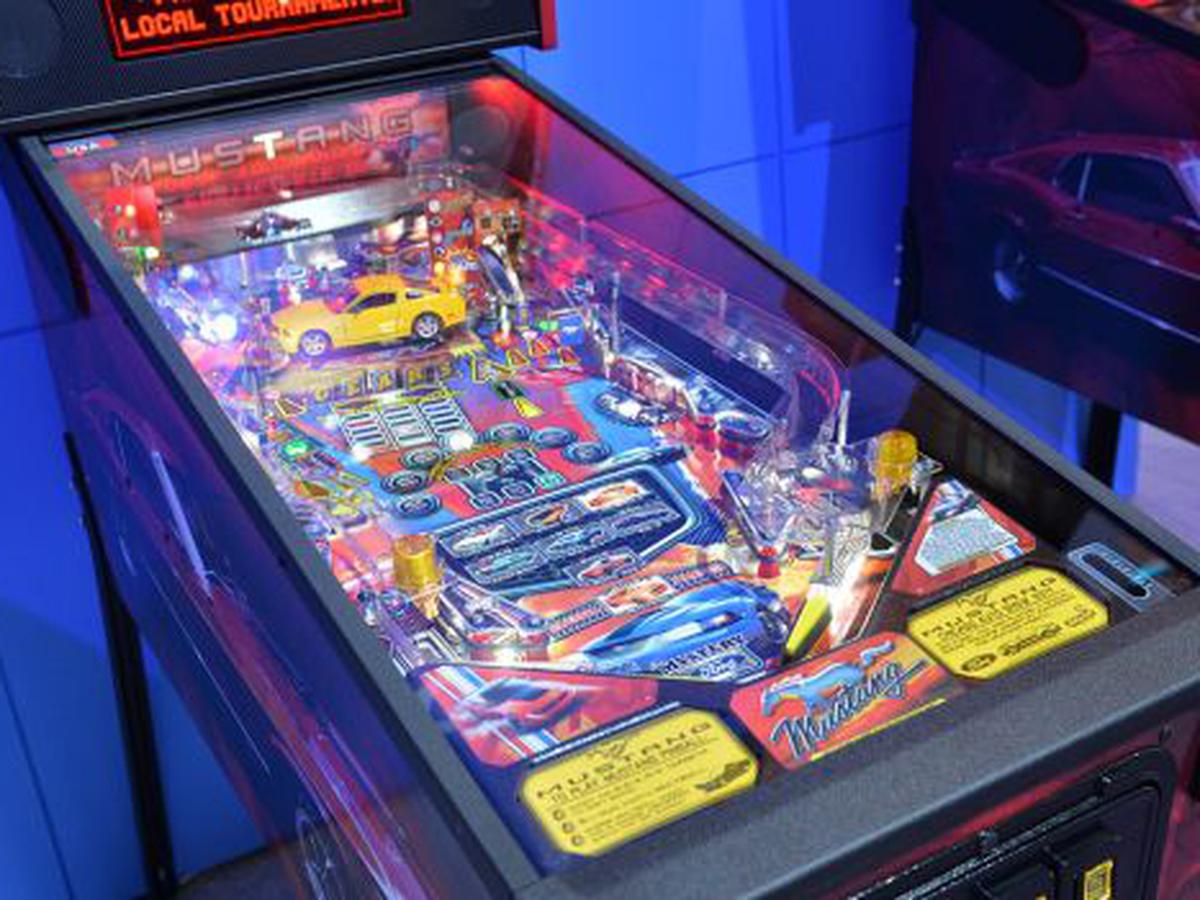 VIDEO: Lanzan máquina de pinball del Ford Mustang, RUEDAS-TUERCAS