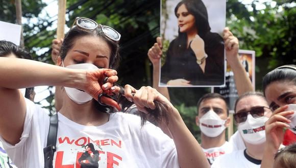 Una mujer iraní se corta el pelo durante una manifestación que pide la libertad de las mujeres iraníes, frente a la embajada de Irán en Yakarta, Indonesia, el 18 de octubre de 2022. (Foto de EFE/EPA/BAGUS INDAHONO)