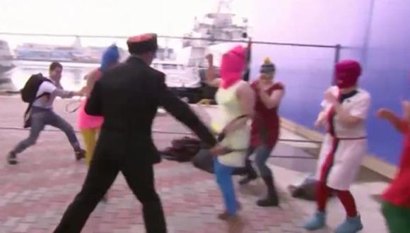 Pussy Riot son golpeadas por la policía en Sochi [VIDEO]