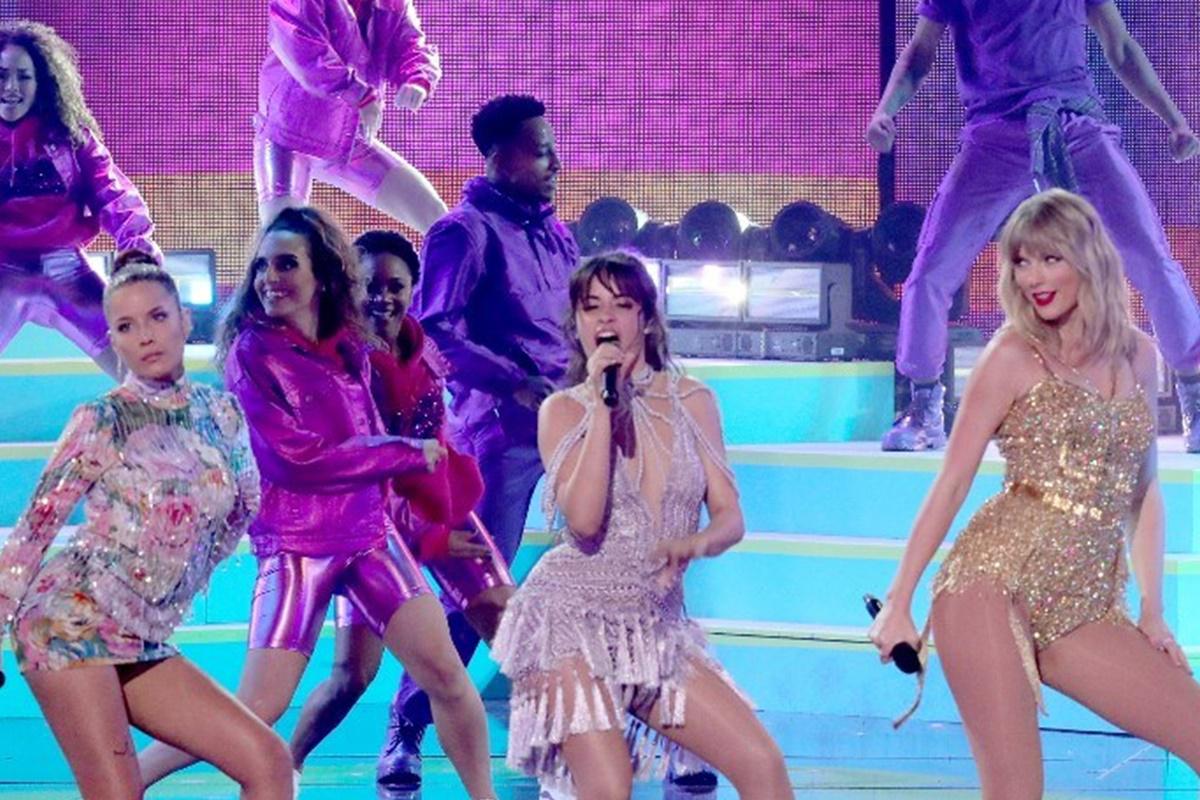 AMAs 2019: Taylor Swift cantó junto a Camila Cabello y Halsey, antes de recibir premio a Mejor artista de la década. Foto: AFP.