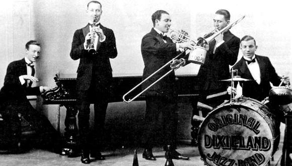 1917. Henry Ragas, Larry Shields, Eddie Edwards, Nick La Rocca y Tony Spargo, miembros de  The Original Dixieland Jass (o Jazz) Band. (Foto: Getty Images)
