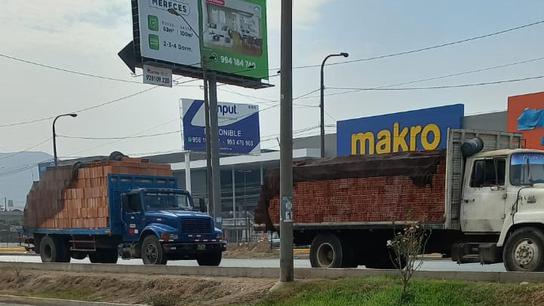 Camiones ladrilleros en San Martín de Porres.
