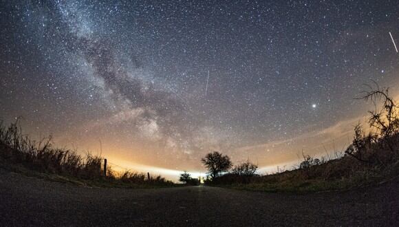 Esta foto muestra la Vía Láctea durante las líridas, la gran lluvia de meteoros que tiene lugar en abril de cada año. (AFP)