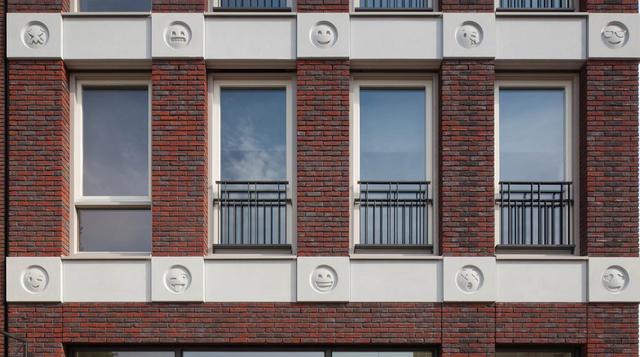 El original edificio con diseños de emojis en su fachada - 1