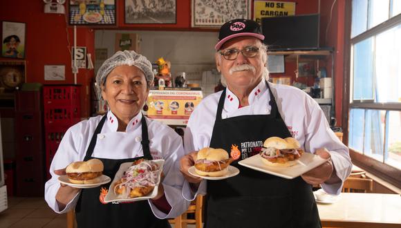 Lidia Siles y su esposo Juan Hernández, el popular don Giuseppe, llevarán su célebre pan con pejerrey, que sirven en su concurrido huarique de La Punta. (Foto: Luis Miranda / GEC)
