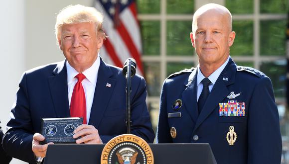 El general estadounidense John W.Raymond (R) y el presidente estadounidense Donald Trump posan durante un evento que establece el Comando Espacial de Estados Unidos en el Jardín de las Rosas de la Casa Blanca en Washington. (Foto: AFP).