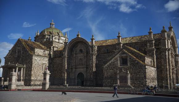 El templo Santiago Apóstol es el único con cuatro torres en el Perú.  (Foto: Omar Lucas)