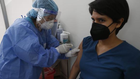 Tercer día de la vacunación de la primera dosis de Sinopharm en contra del COVID-19 a los doctores y enfermeros en el Hospital Alberto Sabogal del Callao. Fotos: Francisco Neyra/ @photo.gec