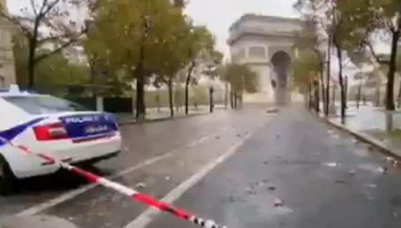 Zona del Arco del Triunfo, en París, fue evacuada por una amenaza de bomba. (Captura de video/Twitter).