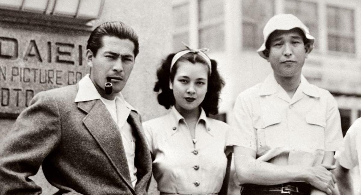 Kurosawa ( nacido un 23 de marzo) y Mifune ( 1 de abril) conforman una de las más grandes duplas del cine mundial. En esta imagen vemos al cineasta (extremo derecho) acompañado de su actor fetiche (extremo izquierdo) y una mujer de identidad desconocida.