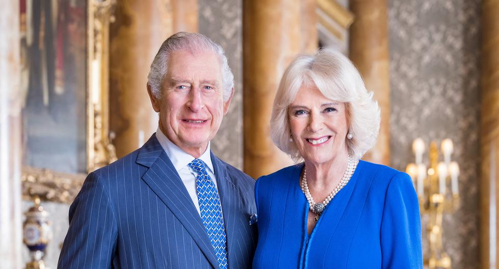 Una foto divulgada por el Palacio de Buckingham el 4 de abril de 2023 que muestra al rey Carlos III de Gran Bretaña y a la reina Camilla. (AFP).