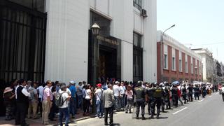 Paro en el Reniec: trabajadores protestan frente a sede del MEF