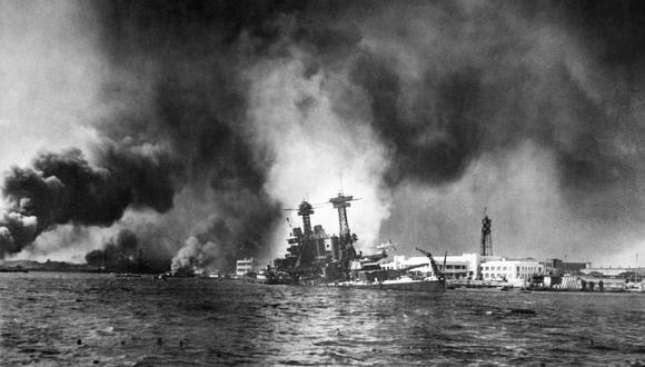 La flota estadounidense en Pearl Harbor en llamas el 7 de diciembre de 1941, tras el bombardeo masivo de la base naval estadounidense en Hawaii por parte de 360 ​​aviones japoneses. (Foto de AFP)