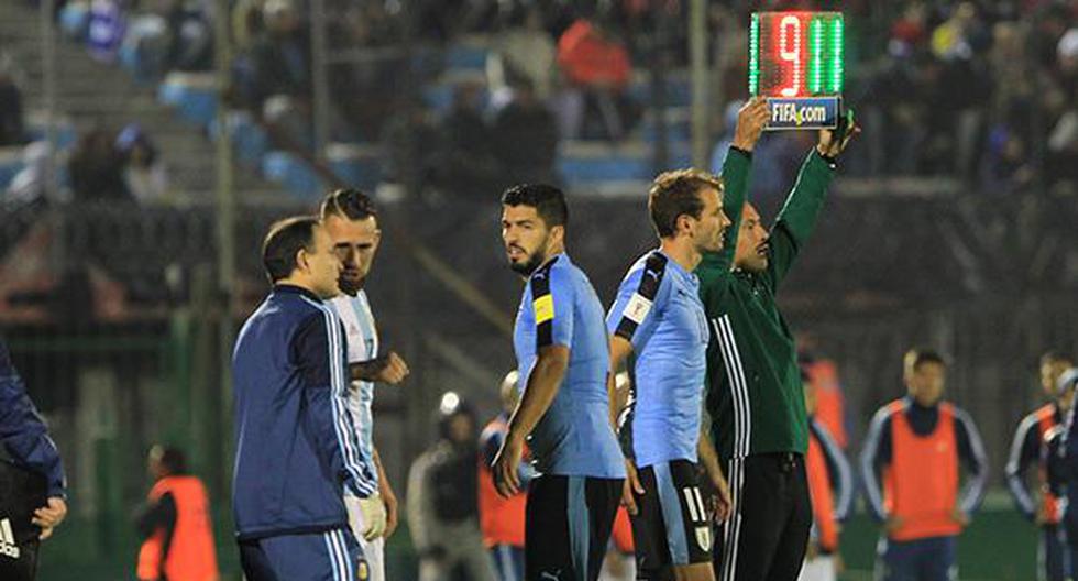 Luis Suárez sorprendió al integrar el 11 titular de Uruguay frente a Argentina. Sin embargo, el goleador no termimó el partido por lesionar de la forma más increíble. (Foto: EFE)
