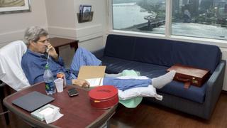 John Kerry tuitea foto desde el hospital tras fractura de fémur