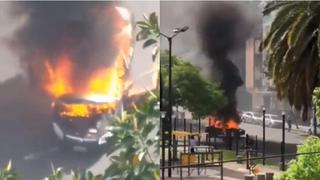 Videos muestran impresionante explosión de taxi en plena calle en Argentina