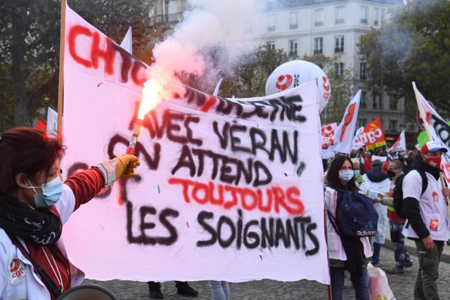 Miembros de la profesión de enfermería se manifiestan en medio de la pandemia de coronavirus tras una llamada de los sindicatos y grupos hospitalarios en la Place Vauban, en la capital francesa, París. (AFP / Alain JOCARD).