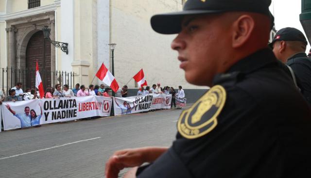 Los partidarios del ex presidente Ollanta Humala y la ex primera dama Nadine Heredia llevan a cabo un plantón en el frontis del Tribunal Constitucional. (Foto: Juan Ponce / El Comercio)