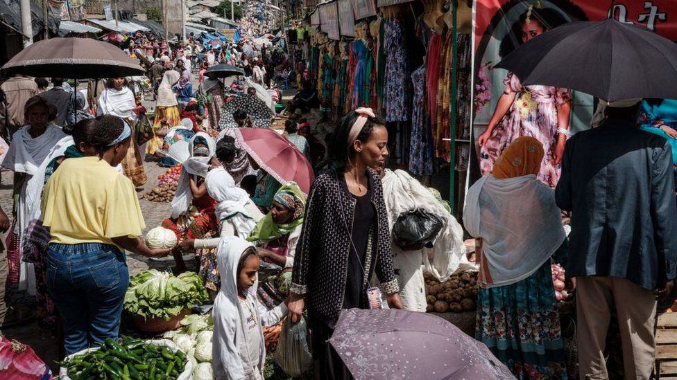 The cut of telephone lines and the Internet are preventing banks and formal commerce from functioning normally, which is why open-air markets have become the option for Mekele residents to stock up.  (GETTY IMAGES).