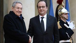 Francia recibe a Raúl Castro con honores militares en París