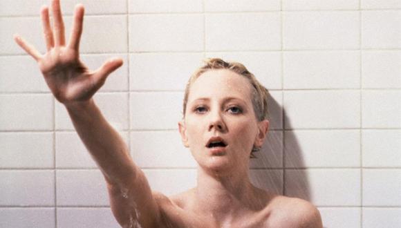 Anne Heche, en la clásica escena de la ducha de "Psicosis", el remake de la cinta de Hitchcock que protagonizó en 1998.