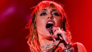 Miley Cyrus lanzó su álbum “Plastic Hearts” en el que rinde tributo a una época pasada