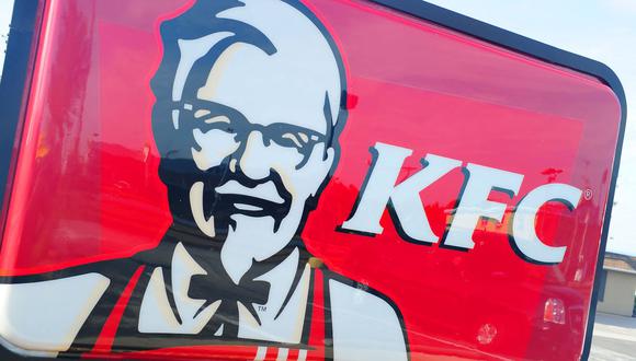 Un 24 de septiembre de 1952, la cadena de comida rápida Kentucky Fried Chicken, más conocida por sus siglas KFC, abre su primera franquicia en Estados Unidos. (KAREN BLEIER / AFP).