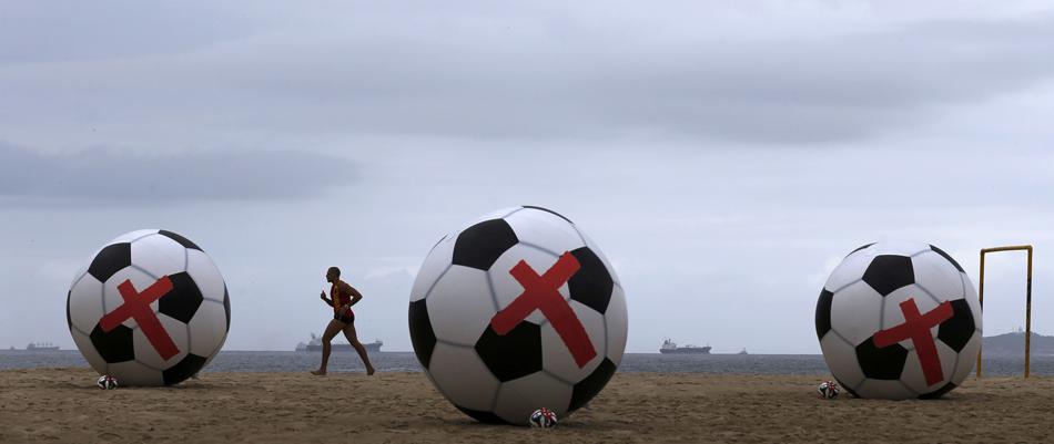 Brasil: Usan balones gigantes para protestar contra el Mundial - 2