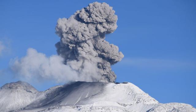 Instalan estación multigas en el cráter del volcán Sabancaya