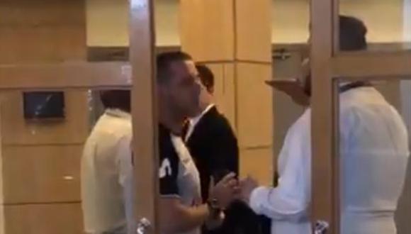 Un integrante del cuerpo técnico de Perú discutiendo con un guardia de seguridad del hotel. (Foto: captura de video)