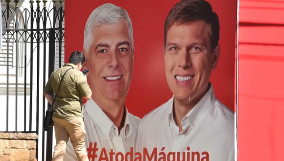 Un cartel en Asunción de la fórmula del Partido Colorado respaldada por el presidente Mario Abdo Benítez, Arnoldo Wiens-Juan Manuel Brunetti