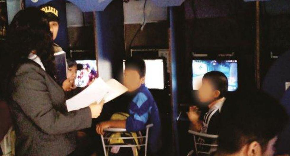 Otros niños que fueron encontrados en la cabina de Internet regresaron con sus padres. (Foto: Andina)