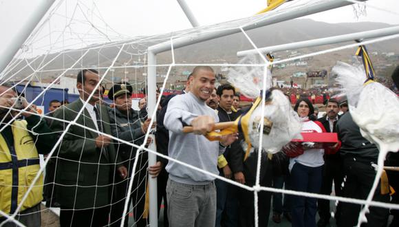 Campeón mundial Ronaldo inaugura losa deportiva en Villa María del Triunfo. (Foto: GEC)