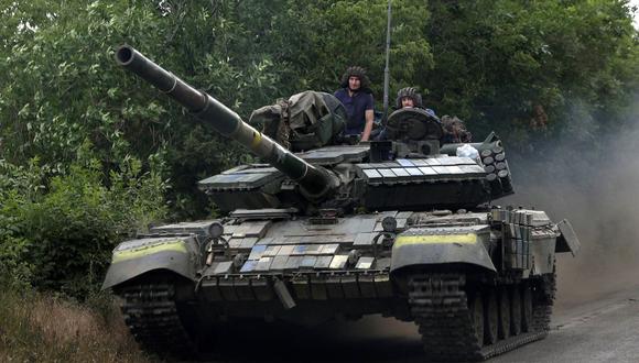 Soldados ucranianos avanzan en un tanque en una carretera de la región oriental de Lugansk el 23 de junio de 2022, en medio de la invasión militar de Rusia lanzada contra Ucrania. (ANATOLII STEPANOV / AFP).