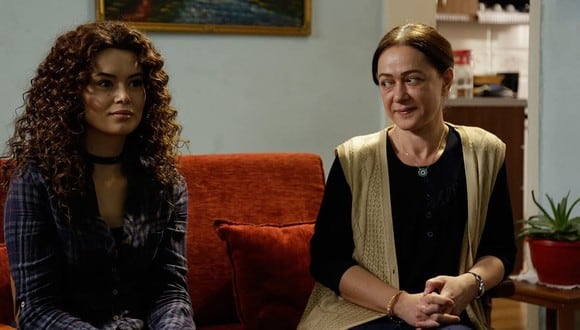 Bennu Yıldırımlar inició su carrera como actriz en 1988. En la fotografía, se encuentra a la derecha de Sirin en un capítulo de "Mujer" (Foto: MF Yapim)