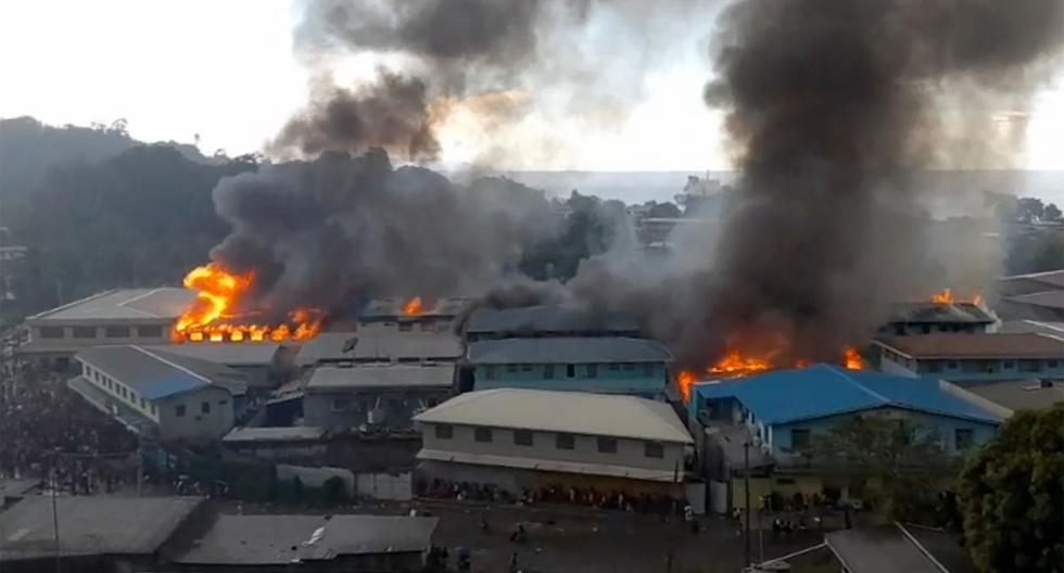 Solomon Islands: protesters set fire to buildings and attack Chinese businesses despite curfew