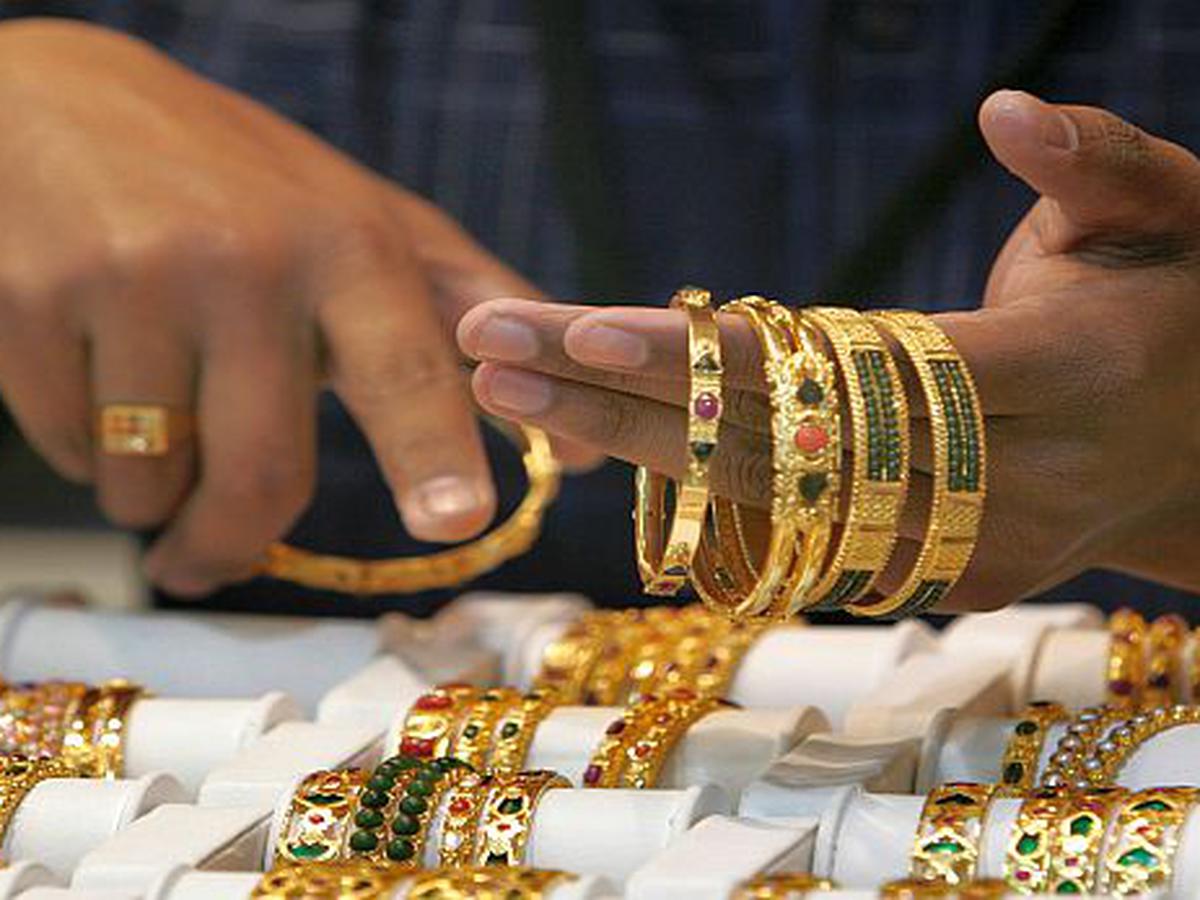 Торговля ювелирными изделиями. Золото Индии. Золотые украшения Индии. Индусы в золоте украшение. Ювелирные магазины Индии.