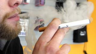 Los jóvenes ahora están "enganchados" a los cigarrillos electrónicos