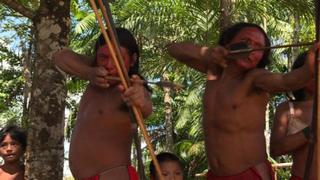 Tribu afila sus flechas contra invasores de la Amazonía