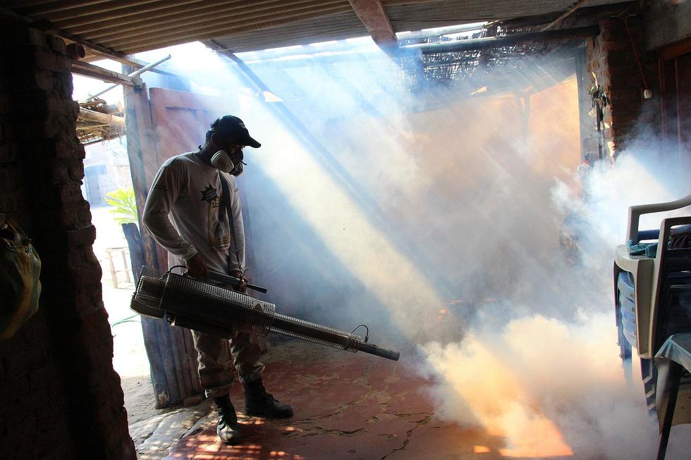 Las labores de fumigación continúan en Piura para exterminar al zancudo transmisor del dengue y el zika. (Foto: Ralph Zapata)