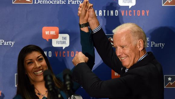 En esta foto del 31 de octubre del 2014 aparecen la entonces candidata demócrata a teniente gobernador de Nevada Lucy Flores junto a Joe Biden. (AFP).