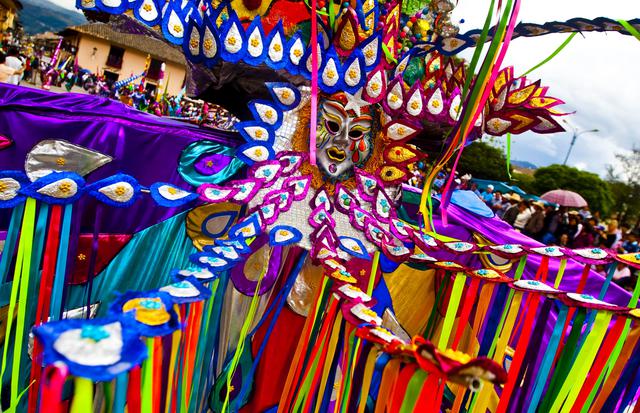 Existe gran variedad de bailes en el carnaval. Según las costumbres y tradiciones de cada pueblo, se hacen diferentes presentaciones de danza.