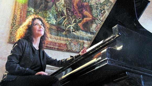 Katia Labèque comenzó su formación como pianista a los 3 años. Su madre fue su primera maestra.