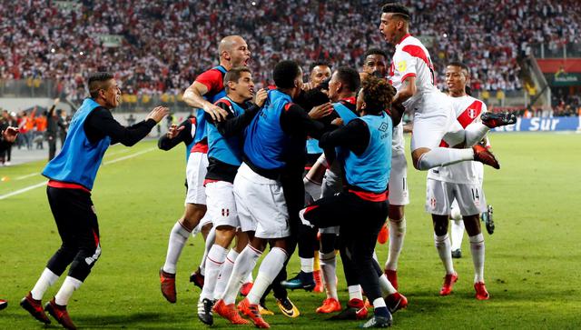 El plantel celebrando tras el pitazo final del partido. La alegría es más grande, cuando es en conjunto. (Foto: AFP)