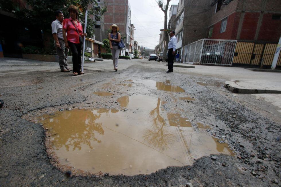 Calles de la urbanización Los Jardines II Etapa tienen baches. Los vecinos aseguran que al mes hay al menos dos aniegos en la zona. (Miguel Bellido)