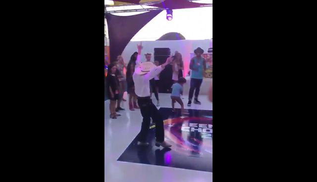En Facebook se volvió viral el video de un niño que se roba la atención de una fiesta infantil en EE.UU. con sus mejores pasos de baile delante de sus amigos. (Foto: Captura)