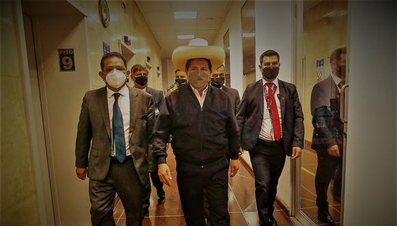 La semana pasada, el presidente Pedro Castillo se dirigió a pie hasta el Ministerio Público, para reunirse con la fiscal de la Nación. (Foto: Presidencia)