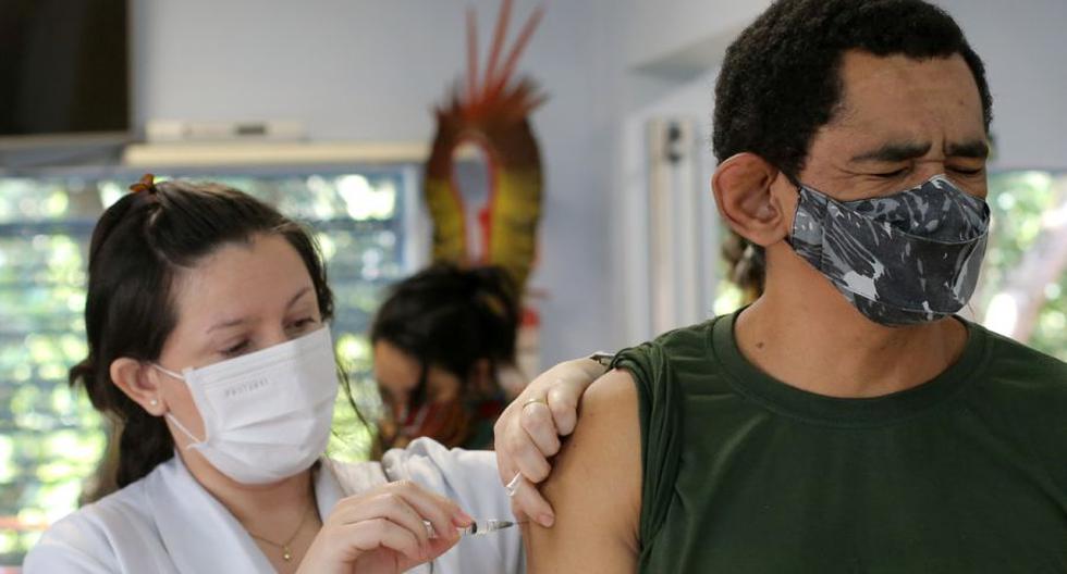 Un indígena recibe la segunda dosis de la vacuna contra la enfermedad del coronavirus CoronaVac (COVID-19) de Sinovac en una estación de salud, en Guarulhos, cerca de Sao Paulo, Brasil. (Foto: REUTERS / Carla Carniel).