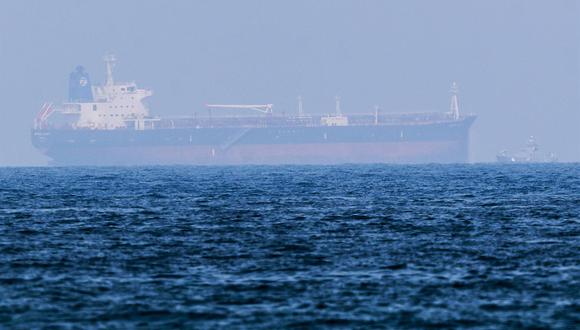 El petrolero de propiedad japonesa Mercer Street llega a la costa de Fujairah, Emiratos Árabes Unidos, el 3 de agosto de 2021. El buque operado por la compañía israelí Eyal Ofer fue atacado frente a las costas de Omán cuatro días antes. (EFE / EPA / ALI HAIDER).