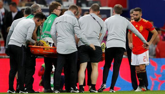 España vs. Inglaterra: Shaw retirado en camilla, con oxígeno y cuello ortopédico tras chocar con Carvajal